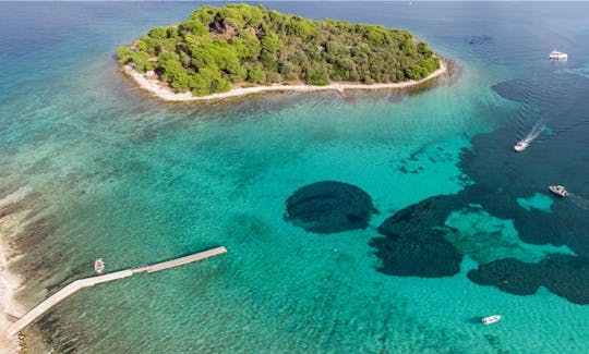 ¡Experimente el recorrido en lancha rápida por la Laguna Azul y la isla de Šolta con nosotros!