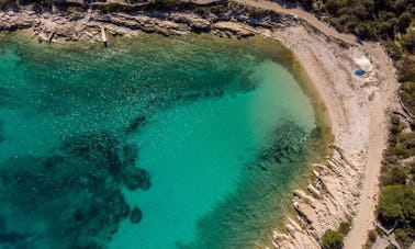 ¡Reserve el recorrido de medio día en lancha rápida por la Laguna Azul y Trogir!