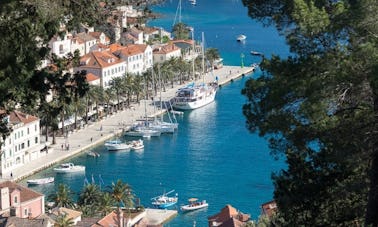 Réservez la visite privée des îles de Hvar et Pakleni au départ de Trogir et Split