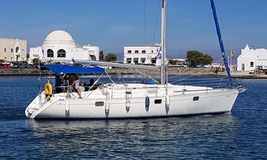 ¡Añada un toque de brillo a sus vacaciones en Rodas! Navega con el velero Beneteau Oceanis de 40 pies