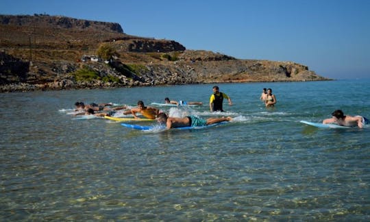 Aprende a surfear con instructores internacionales de surf L1/L3 en Arina Beach