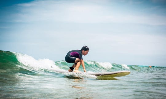 Aprende a surfear con instructores internacionales de surf L1/L3 en Arina Beach