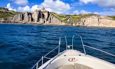 Profitez de Santorin avec le bateau à moteur Blu Water 170 « Black Panther » à Vlichada, en Grèce