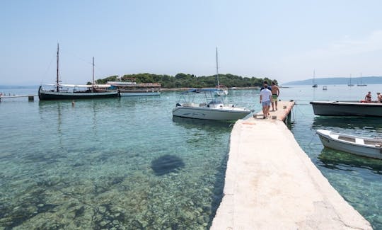 Excursion en bateau à moteur Blue Lagoon et dégustation de vins à Trogir, en Croatie