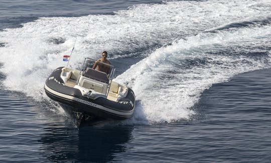Louez le Jokerboat Clubman 24 RIB + Honda 250 CV à Trogir, dans le comté de Split-Dalmatie