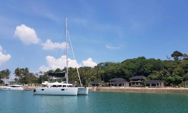 Experiência memorável de cruzeiro Lagoon 450 no Estreito de Cingapura!