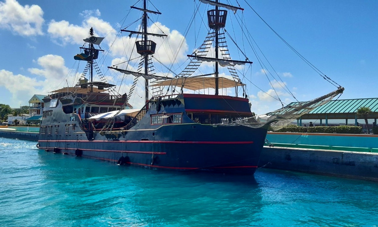 pirate ship booze cruise bahamas