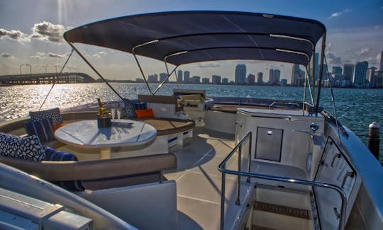 Alquile un megayate Ferretti Power de 80 pies en Miami, Florida