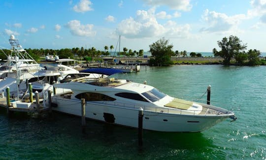 Alquile un megayate Ferretti Power de 80 pies en Miami, Florida