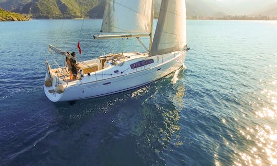 Beautiful Beneteau Oceanis 43 Sailboat for 6 Guests in Muğla