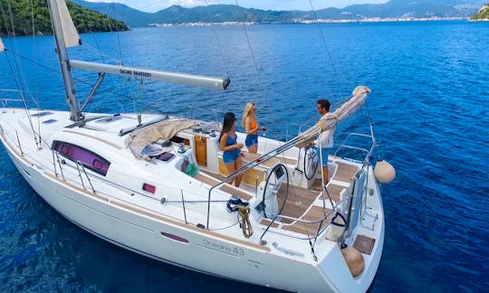 Beautiful Beneteau Oceanis 43 Sailboat for 6 Guests in Muğla
