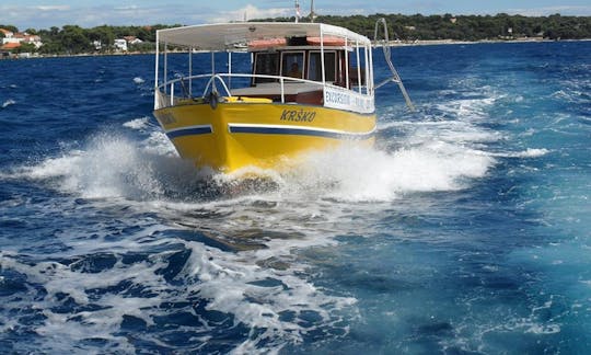 Paseos tradicionales en barco de madera en el condado de Mali Losinj Primorje-Gorski Kotar