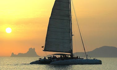 Catamaran à voile d'une capacité de 100 personnes. Location de bateaux à Eivissa Ille