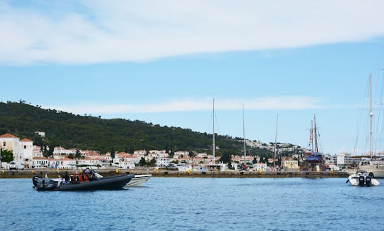 スペツェス/ポルト・チェリからドコス島とイドラ諸島への日帰り旅行（ニンバスT11利用）