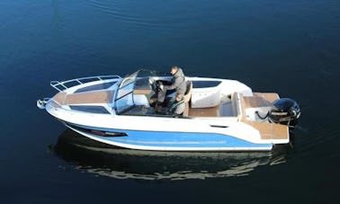 Procurez-vous le Quicksilver Activ 755 Cruiser disponible dans les ports de Vodice, Tribunj et Tisno !