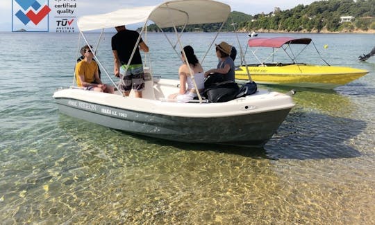 Louez ce tout nouveau bateau pour une journée et explorez les plages de Skiathos !