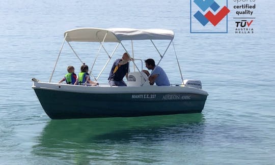 Louez ce tout nouveau bateau pour une journée et explorez les plages de Skiathos !