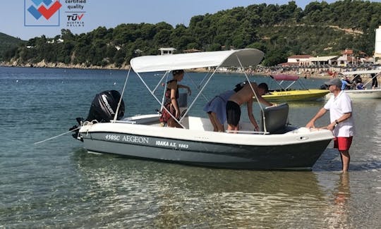 Louez ce tout nouveau bateau pour une journée et explorez les plages de Skiathos !