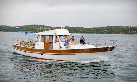 Beautiful Wooden Yacht for Rental in Zadar, Ulica Jurja Barakovića.