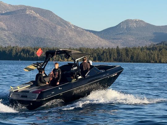 Bateau de wakesurf de luxe pouvant accueillir 13 passagers. Idéal pour les sports nautiques ou les loisirs