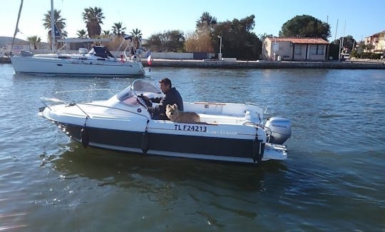 Alugue nosso barco a motor B2 Marine Cap Ferret de 4,72 m (15 pés) de 6 HP sem licença