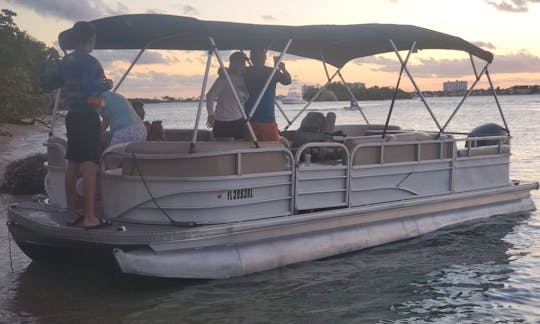 24' Suntracker Pontoon - Party Boat for 10 People in Miami Florida
