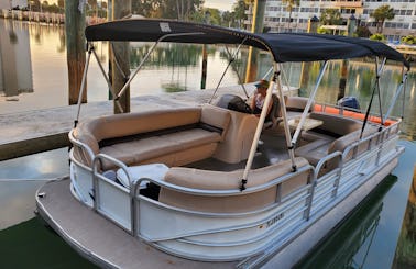 24' Suntracker Pontoon - Party Boat for 10 People in Miami Florida