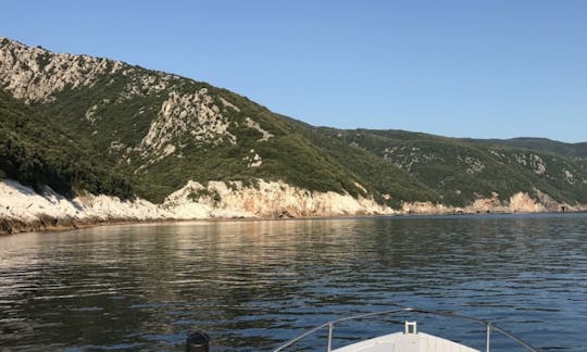 Alugue um barco para 5 pessoas e explore o Monte. Praias de Pelion!