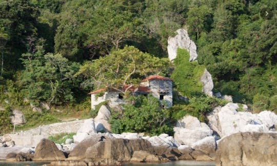 Alugue um barco para 5 pessoas e explore o Monte. Praias de Pelion!