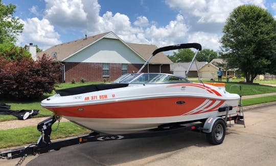 Hermoso barco Sea Ray para cualquier día en cualquier lago