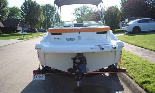 Hermoso barco Sea Ray para cualquier día en cualquier lago