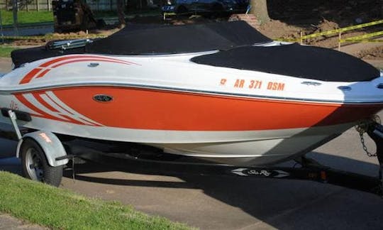 Hermoso barco Sea Ray para cualquier día en cualquier lago