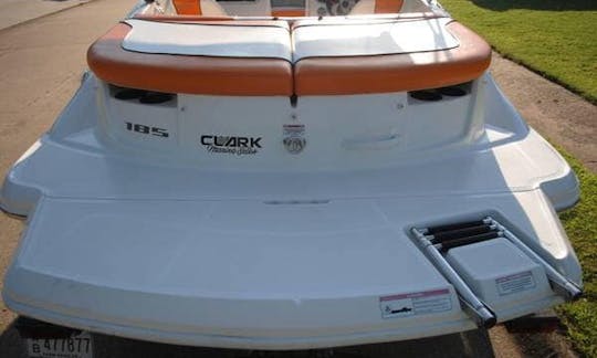 Hermoso barco Sea Ray para cualquier día en cualquier lago