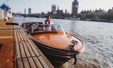 ¡La lujosa limusina del río Venetian River de Thames Limo London!