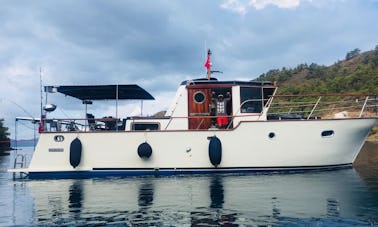 Leve um pequeno grupo para passear na água em Muğla para uma viagem de luxo com o 42' Trawler!