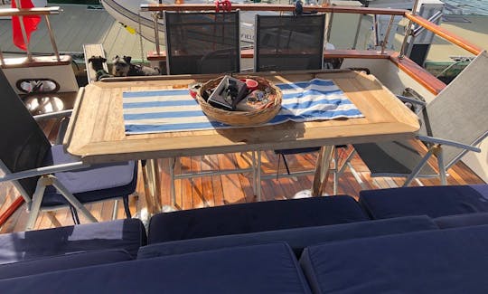 Leve um pequeno grupo para passear na água em Muğla para uma viagem de luxo com o 42' Trawler!