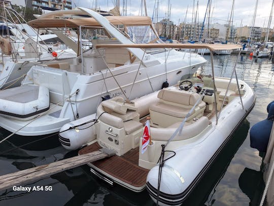 Jet Rib de 21 pieds pour un maximum d'aventures de croisière pendant votre location privée de RIB 