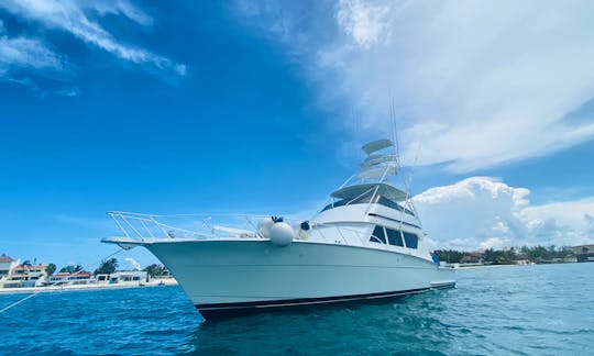 65ft Hatteras Luxury Motor Yacht up to 28 pax in Cancún, Quintana Roo