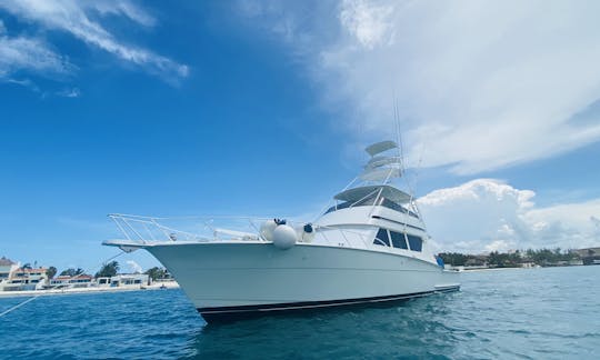 65ft Hatteras Luxury Motor Yacht up to 28 pax in Cancún, Quintana Roo