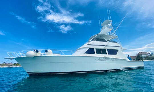 65ft Hatteras Luxury Motor Yacht up to 28 pax in Cancún, Quintana Roo
