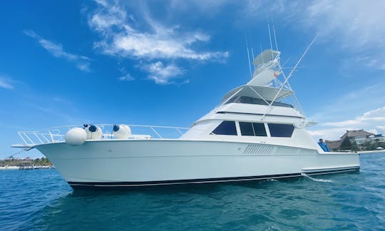 65ft Hatteras Luxury Motor Yacht up to 28 pax in Cancún, Quintana Roo