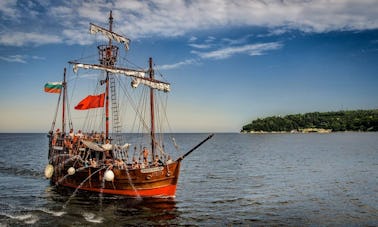 Passeio de navio pirata na costa de Varna