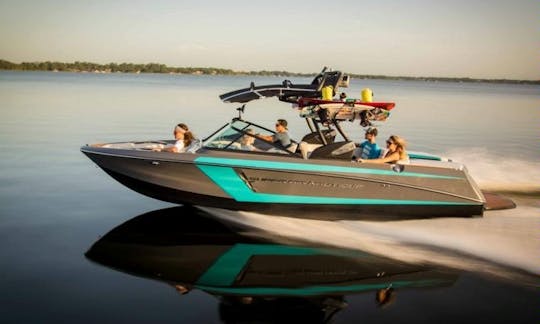 Bateau de wakesurf Premier Air Nautique sur le lac Tulloch