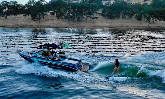 Bateau de wakesurf Premier Air Nautique sur le lac Tulloch