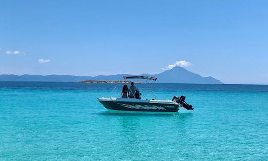 Bateau à moteur Self Driving Elite 53cc pour 8 personnes à Halkidiki