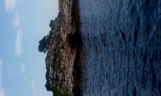 Family glas boat excursion for max. 11 people along the islands of Rovinj