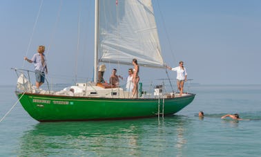 Charter capitaneado en 33 pies ¡El velero más versátil de Key West! (Solo con el capitán)