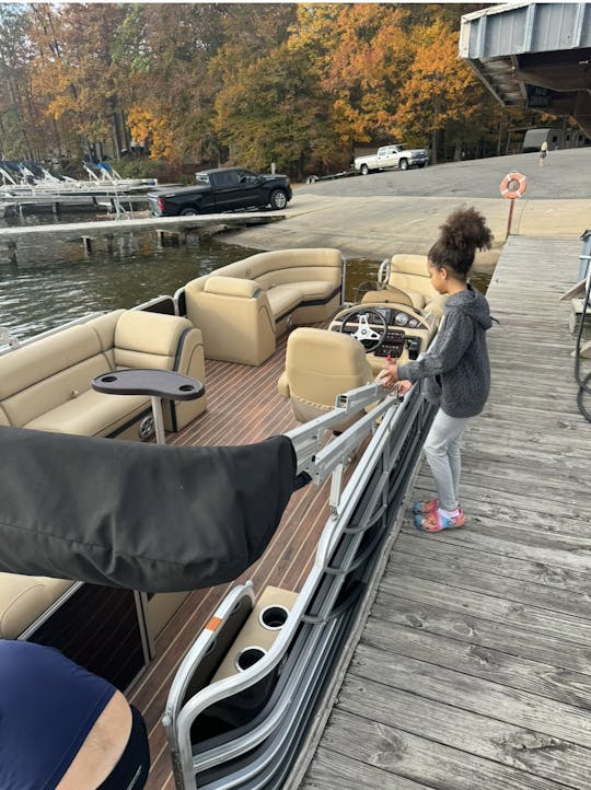 Pontón South Bay 2017 para 12 pasajeros en Dukes Creek Marina