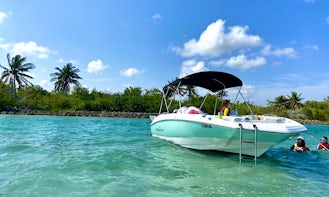 Clean Beautiful Boat for 10 With Floating Mat In Sunny Isles Beach - 1 mile from sandbar