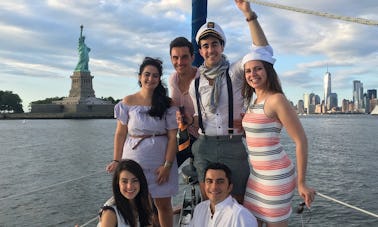 Navegue pelos canais históricos de Nova York a bordo do Water Music, um iate clássico de 40 pés.